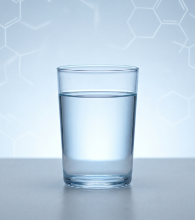 Glas mit klarem Wasser vor hellem Hintergrund mit angedeuteten Molekülstrukturen